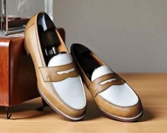 Handgefertigte Zweifarbige Leder Penny Loafers: Hellbraun & Weiße Oxford Kleid Schuhe