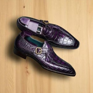 Stilvolle Neue Herrenmode Hand Made Lila Gedruckt Krokodilleder Oxford Herren Slip On Party Wear Single Strap Formelle Kleidung Mönch Schuhe