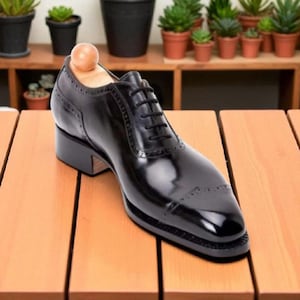 New Men&#39;s Classic Hand Made Stylish Cap Toe Black Shiny Leather Lace Up Men&#39;s Formal Oxford Brogue Wedding Dress Shoes