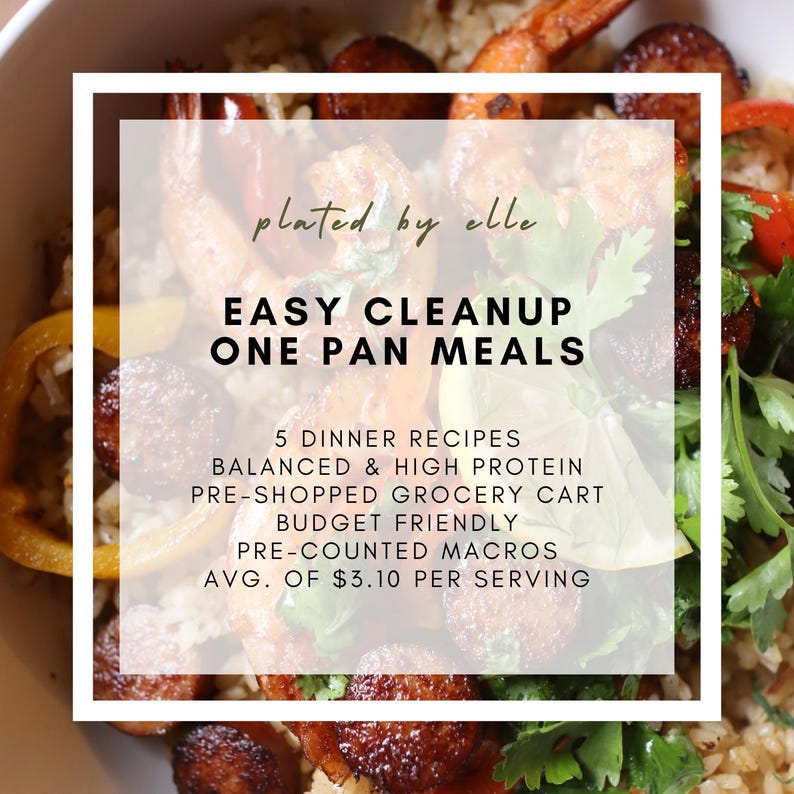 Op de afbeelding: Een close-up van een kom gevuld met een eenpansgerecht met garnalen, worst en groenten. De afbeelding bevat de tekst "Easy Cleanup One Pan Meals" en geeft receptkenmerken weer, zoals evenwichtig en eiwitrijk.