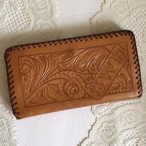 La cartera vintage de 1970 de cuero con herramientas manuales tiene iniciales S.W.B. en ella 7 compartimentos interiores