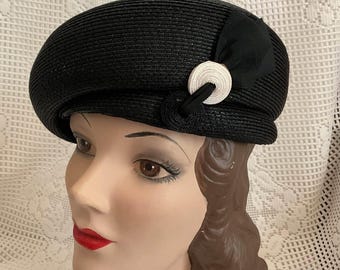 Kapelusz vintage z lat 50. i 60. XX wieku, ciemnoczarny, ciasno tkany, słomkowy, biały, z ozdobą, bez metki producenta