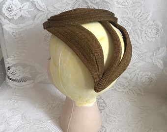 Vintage 1930's 1940's Hat Light Brown Straw Art Deco Tilt Style Hat Swirled Disc Top con un estilo magnífico en la espalda Raro y único