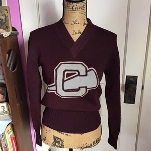 Vintage 1940's Trui Pullover Cheerleader behoudt grote school patch gelabeld maat 38 MAAR maten op 34 buste heeft problemen verkocht zoals het is!