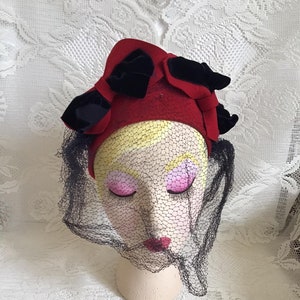 MODISH 1940S\' BLACK FELT HAT WITH LARGE RED SUEDE BOW + BLACK BEADS A fur felt round hat with a yeoman crown, early 19th century main image 2