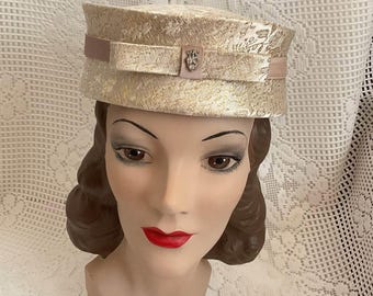 Kapelusz vintage z lat 50. i 60. XX wieku, wykonany z brokatu w kolorze złotym, zdobiony kryształkami *Valerie Modes*