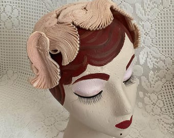 Kapelusz w stylu vintage z lat 50., jasnoróżowy, w spiralnym wzorze, bez etykiety producenta, niepowtarzalny styl