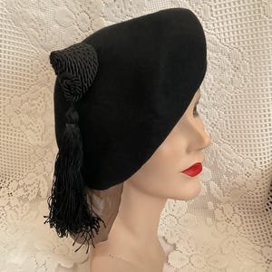 Cappello vintage anni &#39;40, stile basco inclinato Art Déco, nero scuro, con nappa e etichetta con la scritta *Feltro di pelliccia autentico*