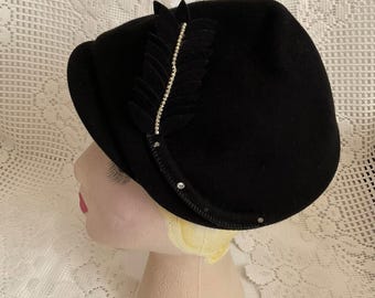 Kapelusz vintage z lat 40. i 50. XX wieku, ciemnoczarny, w całości z wełny, z ozdobą z piór wełnianych *Carol* Label