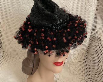 Kapelusz w stylu art déco z lat 30. i 40. XX wieku, z czarną celofanową siatką słomkową, kępkami w kolorze fuksji i kropkami szenilowymi *Maison Mendessolle*