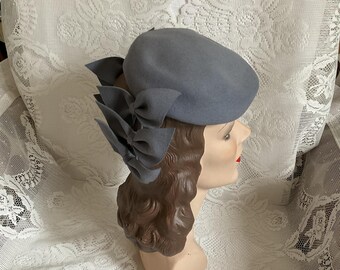 Vintage 1940's Hat Tilt Art Deco Style & Round Band In Back Light Blue With Gray Undertone