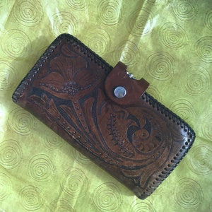 Vintage 1950's 1960's Wallet Hand Tooled Genuine Leather *LLK* Iniciales en un lado ¡Numerosos compartimentos vendidos tal cual!
