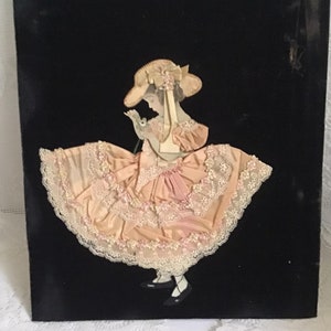 Vintage 1930's Ribbon Art Girl Feito à mão de renda de seda em papelão coberto de veludo preto Art Déco SEM moldura vendida como está!