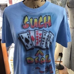 T-Shirt di Vintage 1980 * schermo stelle * aerografato "Un affare" Poker carta gioco tema Unisex ragazzi ragazze aerografato nella parte anteriore e posteriore