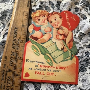 1950 ' s San Valentino cartolina coppia carina di vintage 1940 su un vagone carta Ephemera Collectible ritaglio prenotazione arti mestieri ri-scopo Memorabilia