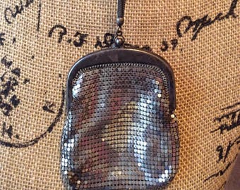 Vintage 1920s malla bolso firmado Whiting y Davis tono plata color metal tela forrada bolsa de noche loop mango