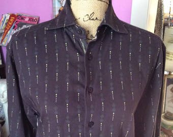 Vintage 1980s 1990s camisa mangas largas por Ben Sherman marrón oscuro con verde claro y crema patrón tiene rayas dentro de los puños de la manga