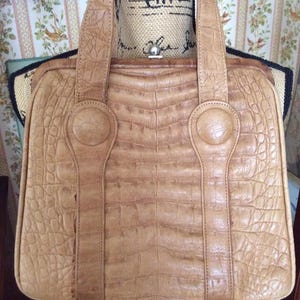 ヴィンテージ 1950 年代 1960 年代 ハンドバッグ 財布 フェイクレザー エンボス加工 タン/ライトブラウン メインコンパートメント 1 つと内側に大きなスリップポケット 1 つ