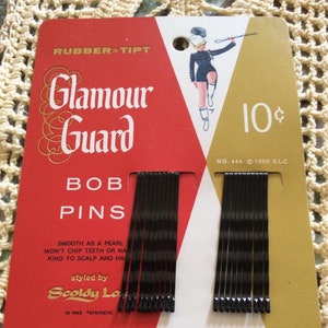 Pinos de cabelo Bobby vintage dos anos 1950 Deadstock no cartão de exibição original Rubber Tipt Glamour Guard Bob Pins Scolding Locks Corp.