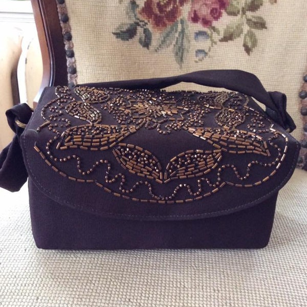 Vintage 1940s 1950s sac à main sac à main fait de Soure' brun foncé avec des éclairs de couleur cuivre et perles rondes conserve porte-monnaie Original et miroir