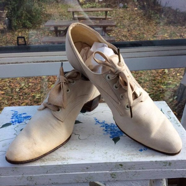 Edwardian 1910s 1920s Shoes RARE Off White Linen Kidskin Leather Wood Stacked Heels Oxfords Tie Shoes Nurse Wedding Everyday Wear