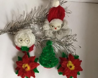 Jahrgang 1960 1970 1970 Magnete handgefertigt/hausgemachte Chenille Drähte Weihnachten Weihnachten Dekor Set von 5 Magneten Herr & Frau Claus/ein Baum/2 Poinsettias