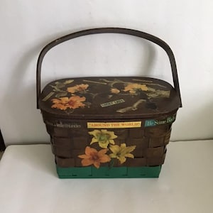 Torebka vintage z lat 60. i 70. XX wieku, ręcznie zdobiona decoupagem, koszyk z kwiatami i zabawnymi napisami, pikowana podszewka z motywem kwiatowym
