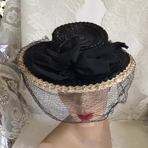 Cappello vintage anni &#39;40 Cappello di paglia nero e crema con velo Art Deco * New York Creation * Etichetta di protezione dei consumatori