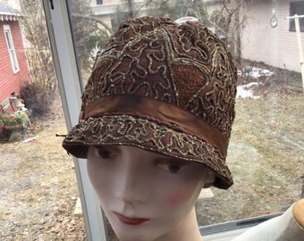 Vintage 1920's Cloche' Hat Little Girl's/Child's Small Size Brown With Metallic Thread This Is A Genuine 1920's Girl's/Child's Cloche' Hat