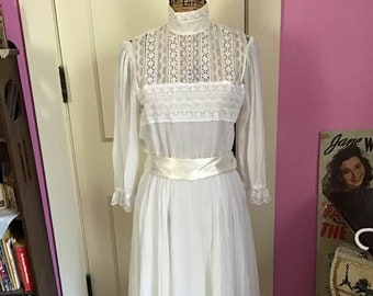Vintageklänning från 1980-talet *Gunne Sax av Jessica McClintock* Vit med vacker spets och inbyggd halvkjol