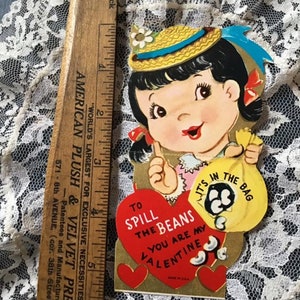 San Valentino di vintage 1960 bambina che porta un cappello di carta Ephemera cimeli da collezione Scrap Prenota artigianato ri-Purposing