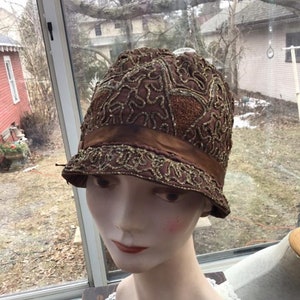 Vintage 1920's Cloche' Hat Little Girl's/Child's Small Size Brown With Metallic Thread This Is A Genuine 1920's Girl's/Child's Cloche' Hat