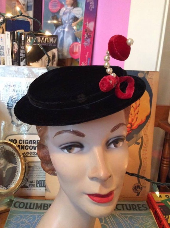 Vintage 1950s Hat Black Velvet With Red Velvet Ad… - image 2