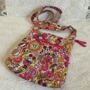 Bolso bandolera vintage Y2K *Vera Bradley* con flores en tonos pastel y ratones de dibujos animados, macho y hembra, hecho de tela