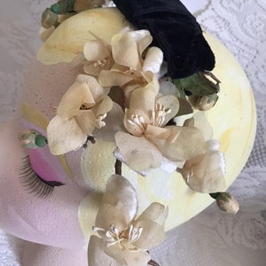 Vintage 1950's 1960's Headpiece Millinery Cream Color Flowers With Black Velvet Bow image 6