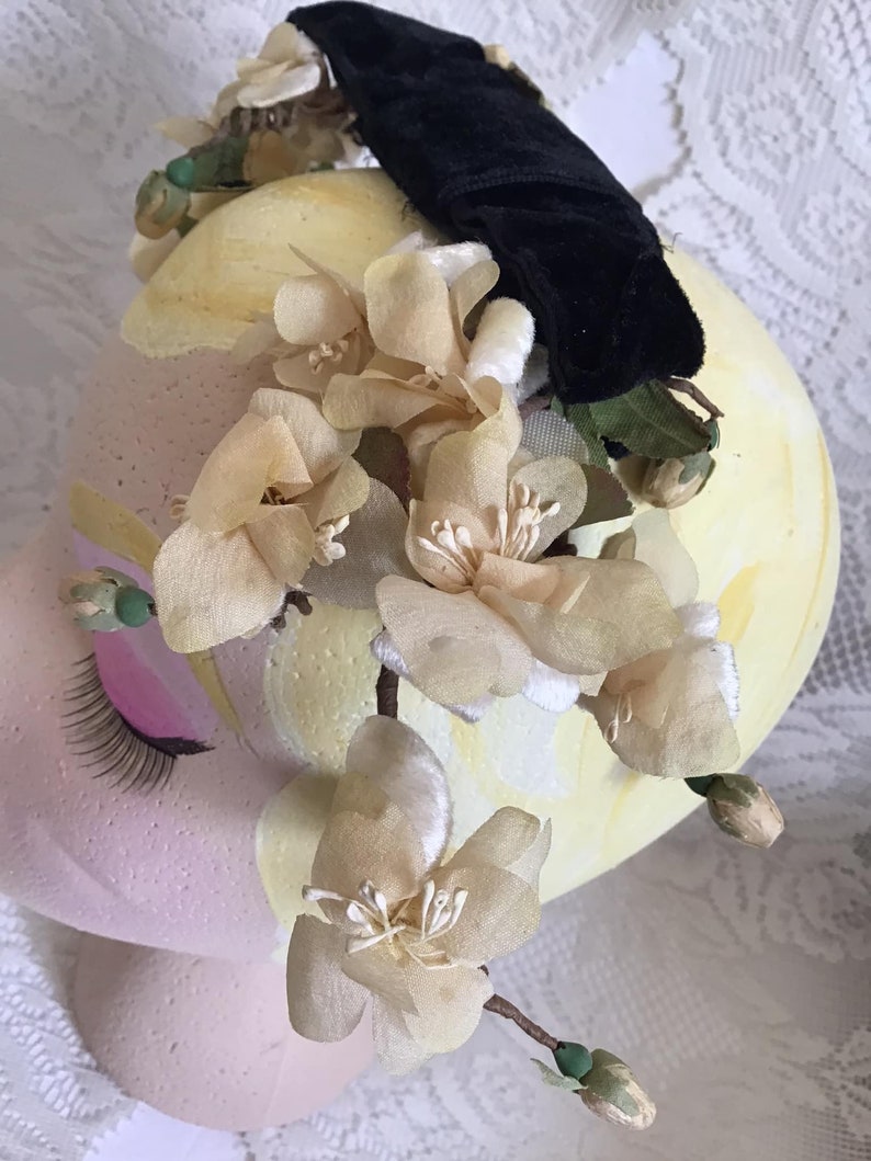 Vintage 1950's 1960's Headpiece Millinery Cream Color Flowers With Black Velvet Bow image 6