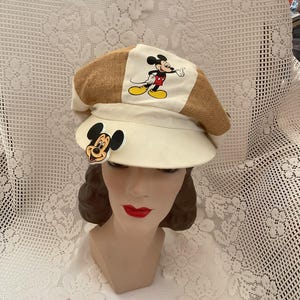 Gorra vintage de los años 80 con dibujo de ratón y tres alfileres adheridos a la gorra, fabricada en EE. UU.