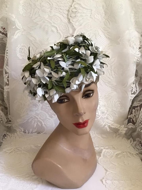 Vintage 1950's 1960's Hat White Floral With Green… - image 1