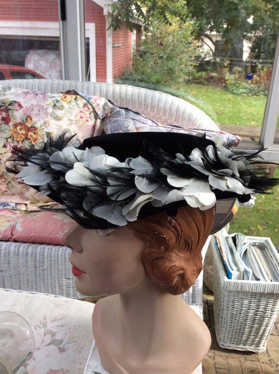 Vintage 1940s 1950s Hat Black Velvet White Fabric… - image 3