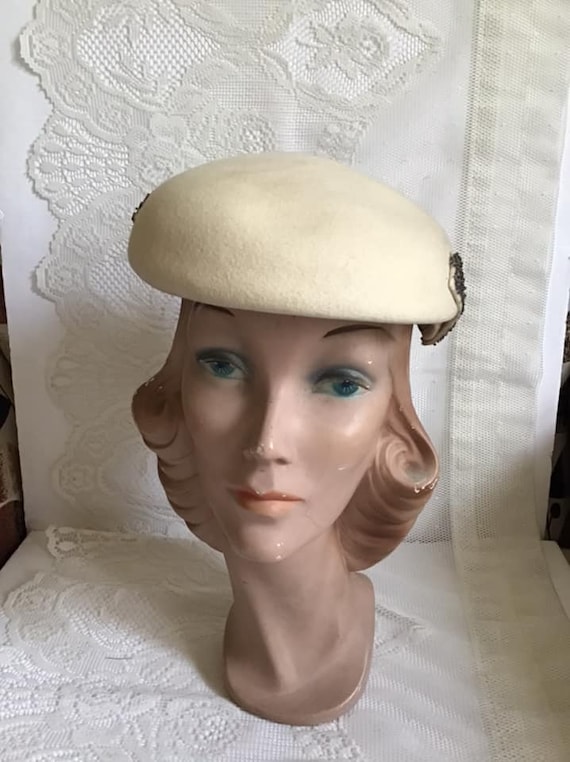 STYLISH 1950s\' CREAM COLORED FELT BEADED COCKTAIL HAT Vintage 1950s Cocktail Hat Beaded w Pearls and Rhinestones  main image 3