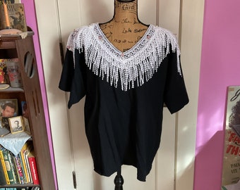 Vintage 1980er Top Pullover Dunkelschwarz mit weißen Fransen hat große Schulterpolster Tagged Größe 2XL