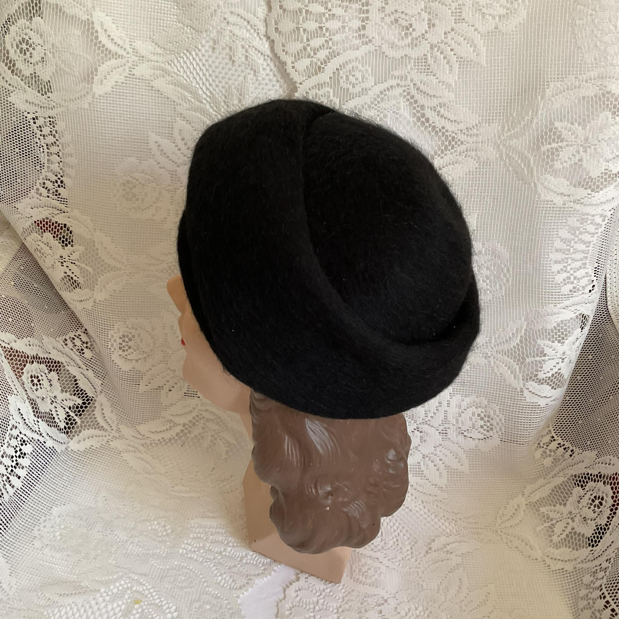 AMAZING 1950s\' BLACK FURRY FELT HAT -  CORDE TRIM & 2 RED QUILLS/RHINESTONES I added the feathers to my black fedora main image 2