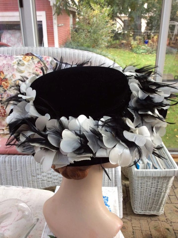 Vintage 1940s 1950s Hat Black Velvet White Fabric… - image 2