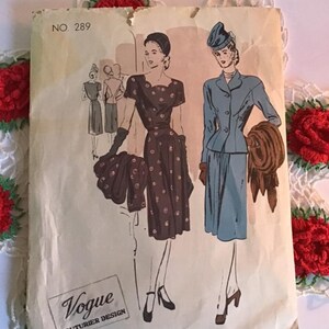 Puede incluir: Patr&oacute;n de costura vintage Vogue Couturier Design No. 289. El patr&oacute;n presenta dos vestidos para mujeres, uno con estampado de lunares marrones y blancos y el otro de color azul. El patr&oacute;n est&aacute; impreso en un fondo blanco con texto negro.