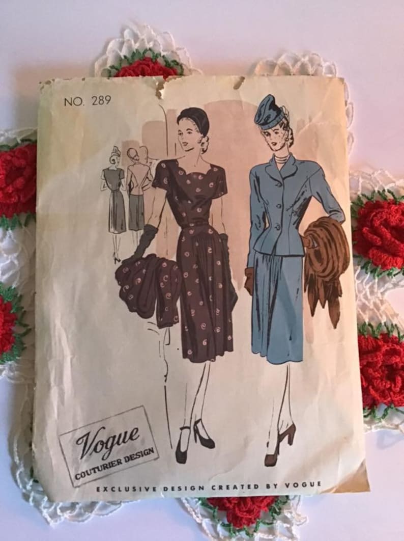 Puede incluir: Patr&oacute;n de costura vintage Vogue Couturier Design No. 289. El patr&oacute;n presenta dos vestidos para mujeres, uno con estampado de lunares marrones y blancos y el otro de color azul. El patr&oacute;n est&aacute; impreso en un fondo blanco con texto negro.