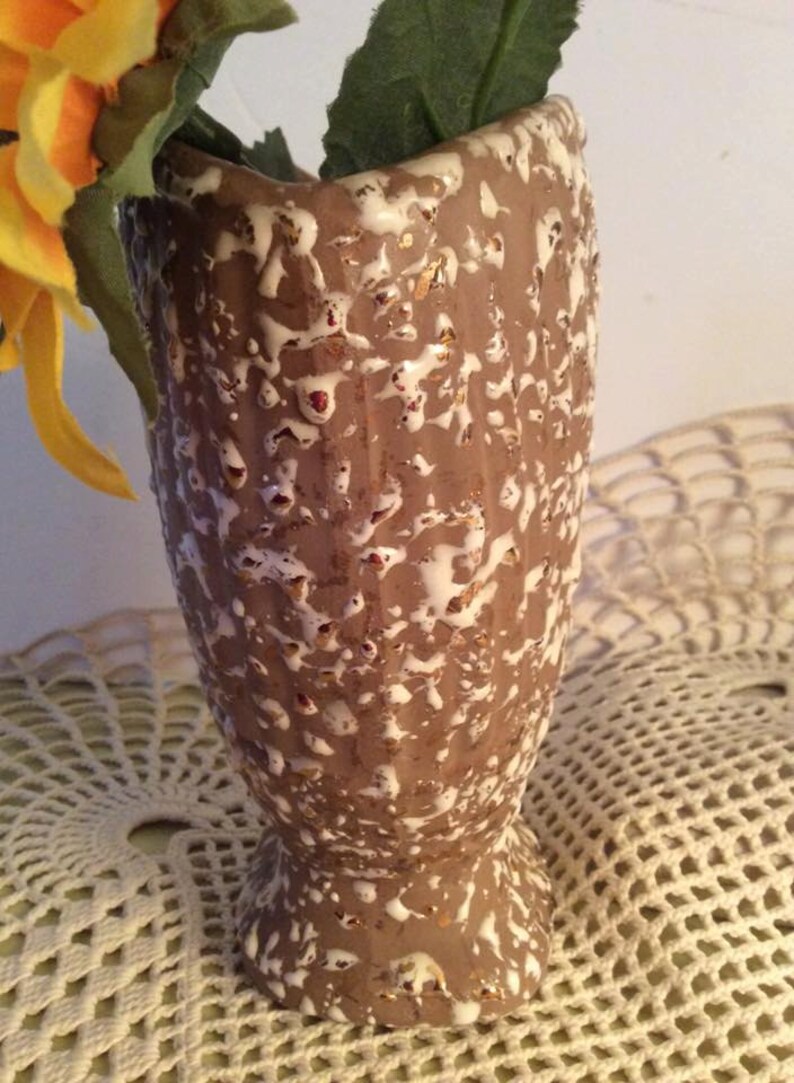 Vintage 1950s 1960s Pottery Vase Tan Raised White /& Gold Paint