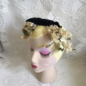 Vintage 1950's 1960's Headpiece Millinery Cream Color Flowers With Black Velvet Bow image 7