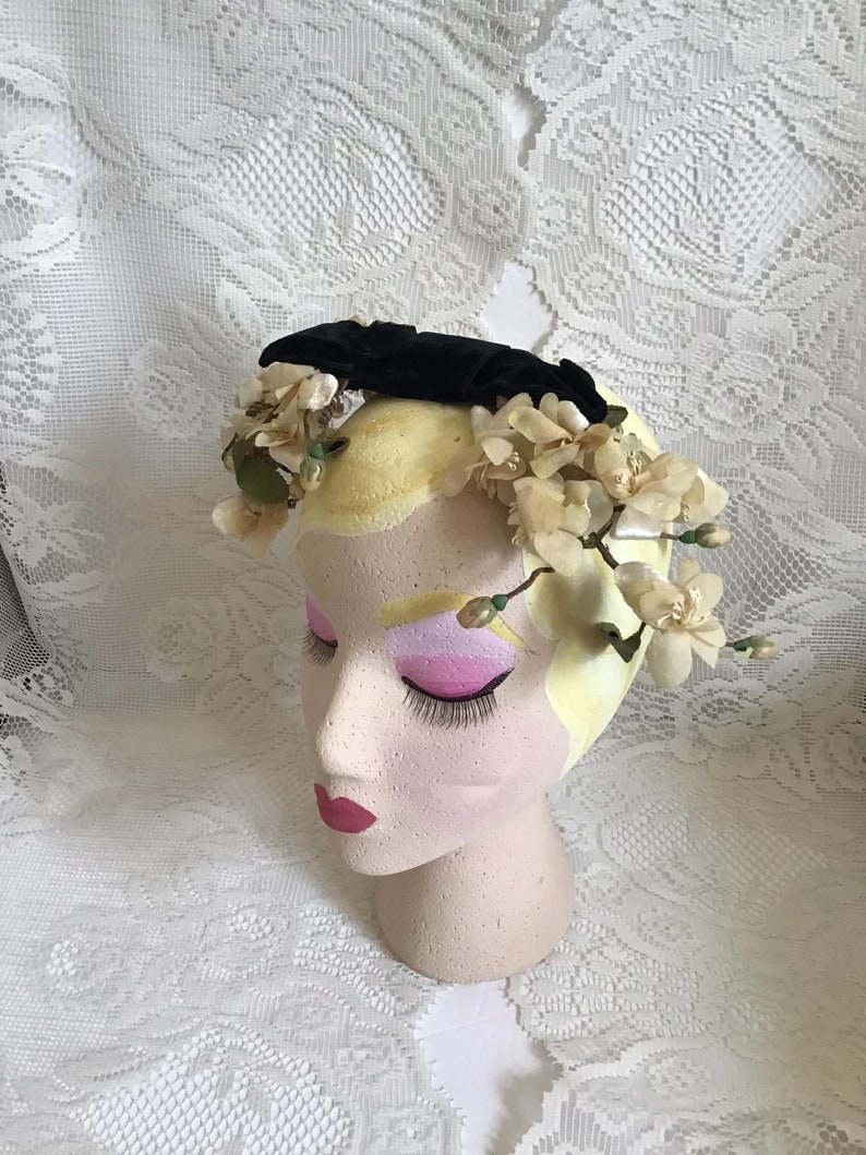 Vintage 1950's 1960's Headpiece Millinery Cream Color Flowers With Black Velvet Bow image 7