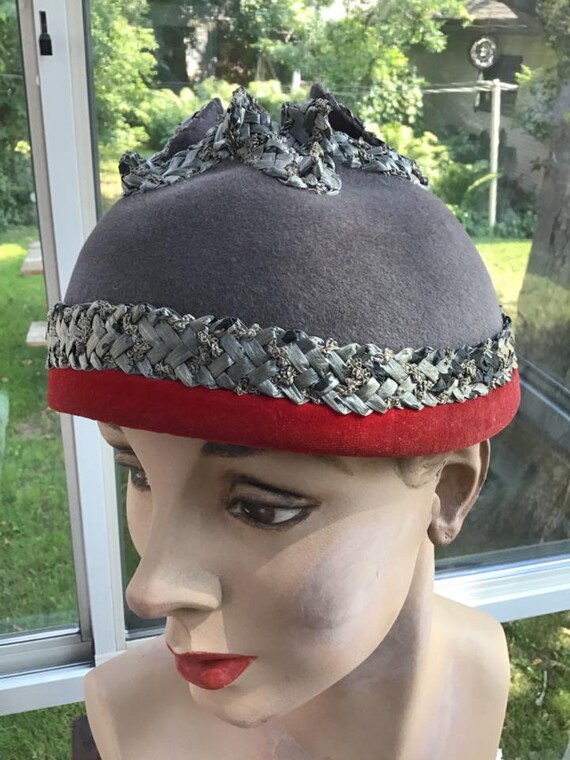 Vintage 1940s 1950s Hat Gray Felt With Red Thin V… - image 3