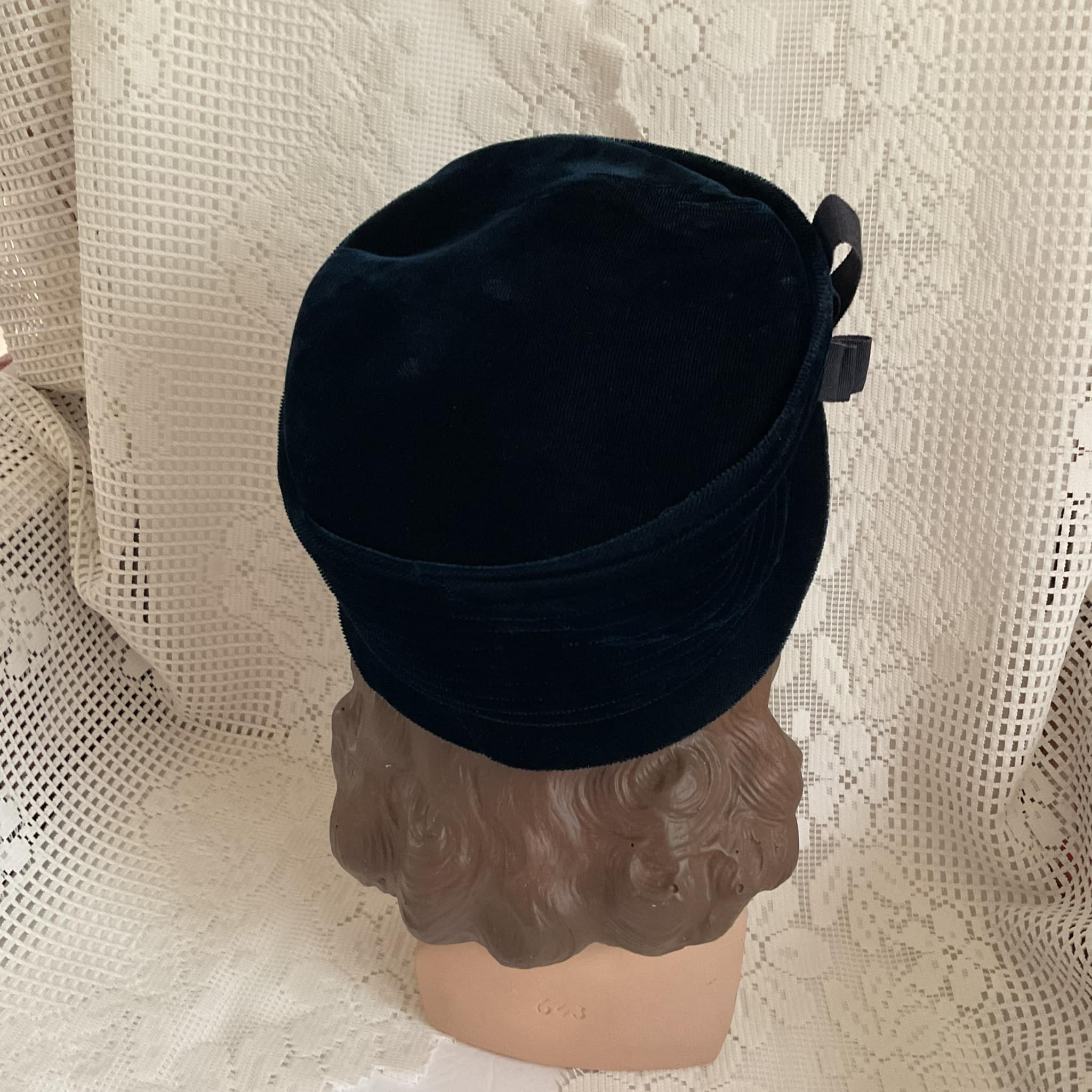 Vintage Navy Blue Velvet Hat by Donnybrook. Great condition well preserved.1960 Gatsby Wedding Hat in Dark Green Velvet with French Veiling  main image 4